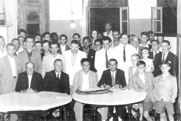 Recebo do amigo Élison Fernandes esta foto de uma reunião de posse de diretoria do antigo Comercial F.C. da Vila Monteiro, lá pelos idos de 1960. Sentados à frente, da esquerda para a direita: André Fernandes, Ernani Monteiro, Saulo Lélis, Diogo Garcia. A